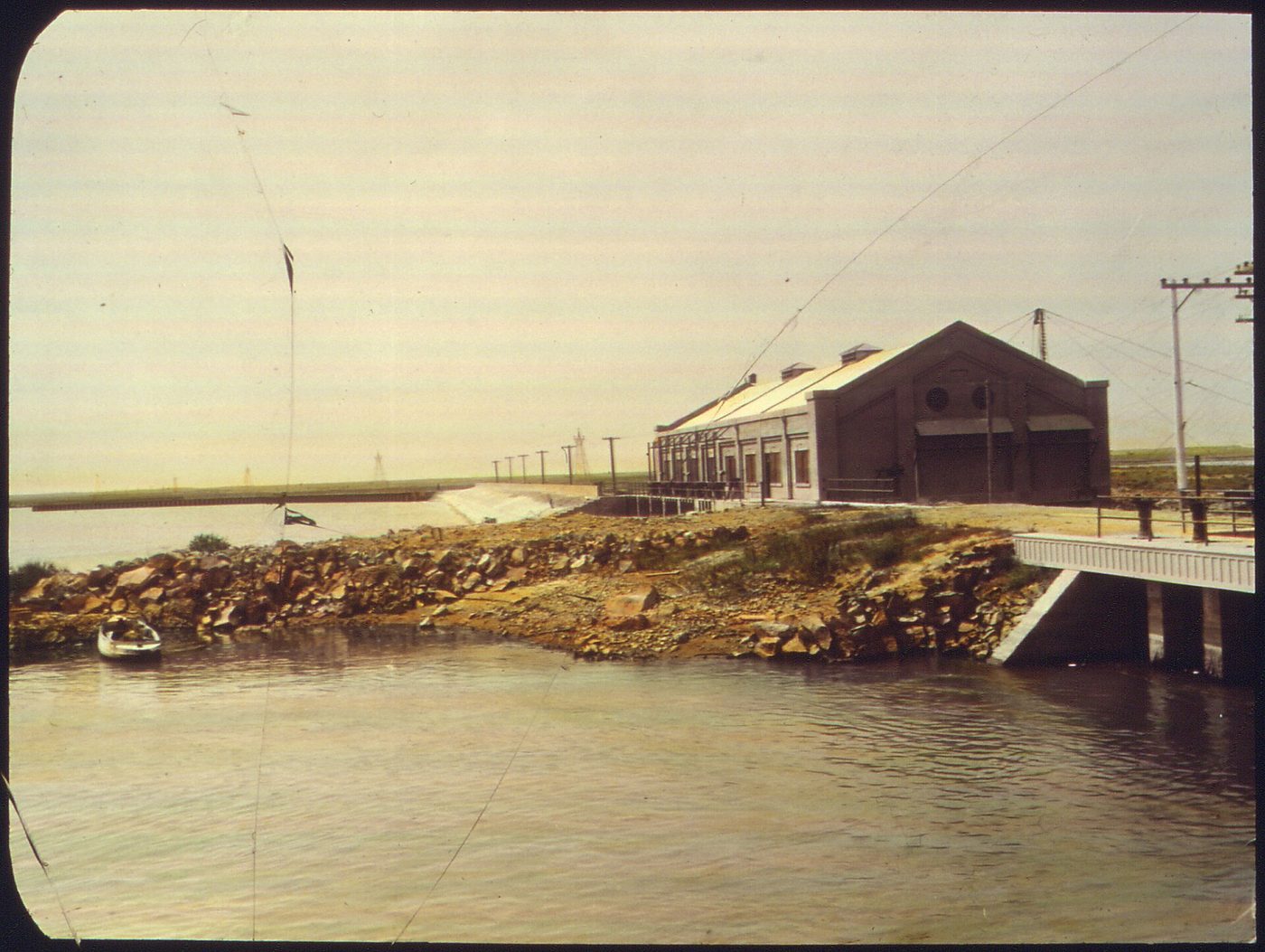 Black and white photo of Minidoka Dam and its power house on the Snake River in the early 1900s